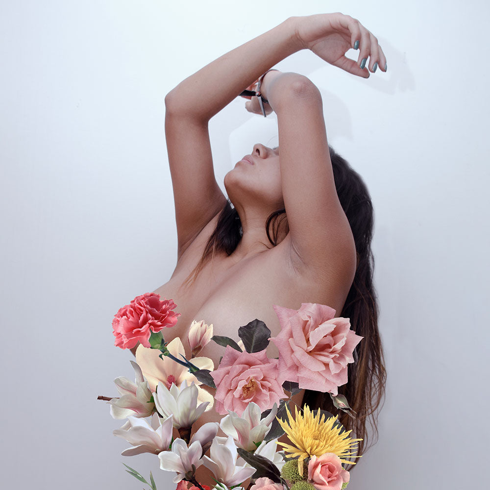 Frau posiert mit Blumen vor dem Körper, bunte Blumen