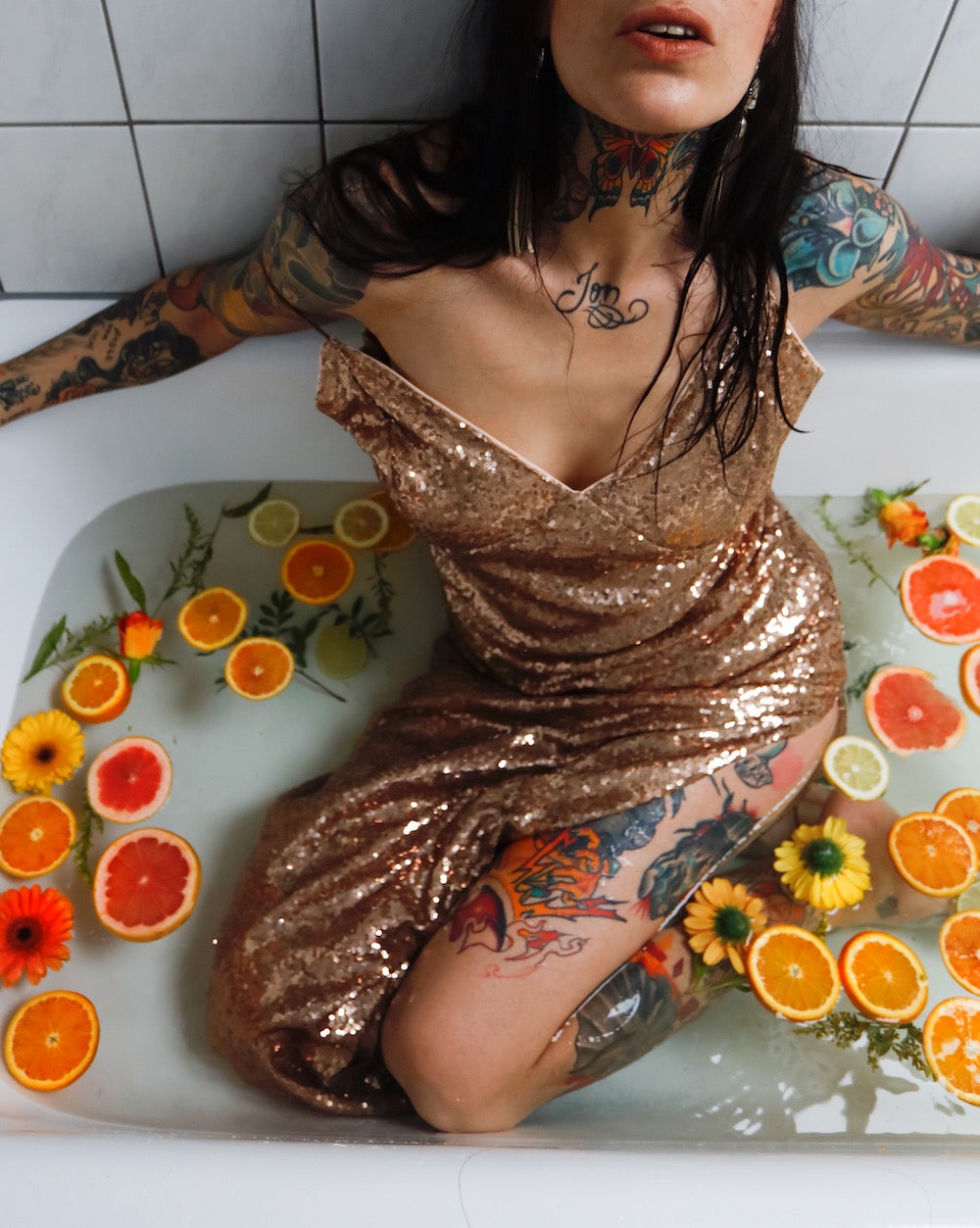 Frau in Badewanne mit Blumen 