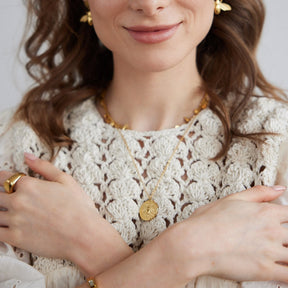 Halskette getragen vom Model in gold