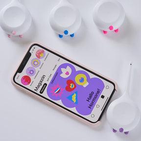 Auf weißem Hintergrund ist ein Mobiltelefon zu sehen, das die Oberfläche der Teena App zeigt. Es ist umgeben von Teena Period-Trackern, die weiß sind und Füßen in verschiedenen Farben haben.