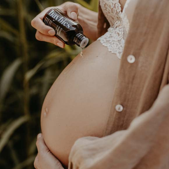 baybies Körperliebe Öl Model schwangere Frau Babybauch