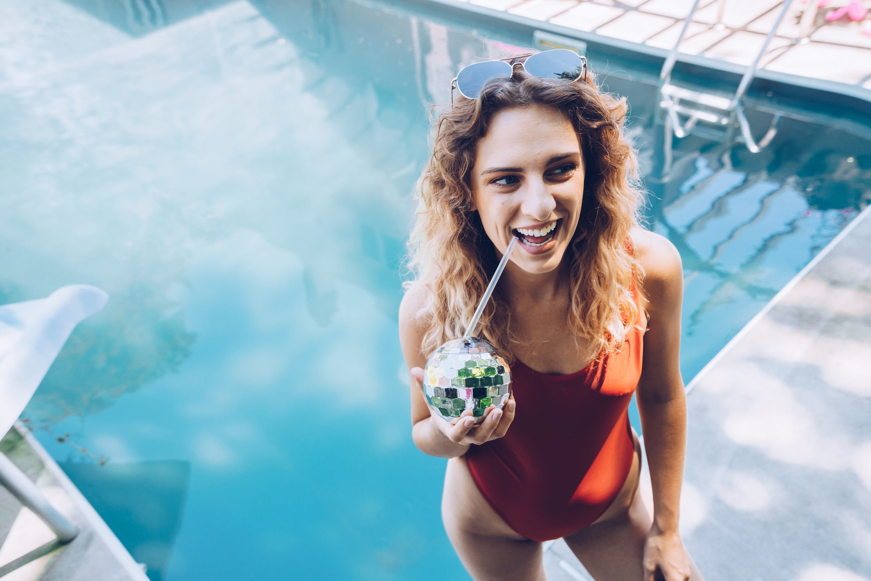frau im pool glücklich weil Produkte auf preity.de gekauft