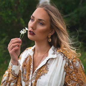 Bastet Ohrring und Kette gold Schmuck Model
